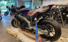 Siêu phẩm Aprilia RSV4 Factory 2021 chính thức đặt chân đến Việt Nam, giá dự kiến hơn 1 tỷ đồng