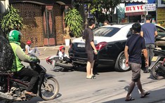 2 thanh niên chạy Yamaha Exciter tông thẳng vào đuôi xe Mercedes-Maybach S450 biển Sài Gòn