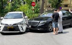Hà Nội: Va chạm với Mercedes-Benz S-Class ở ngã tư, Toyota Vios nổ lốp, biến dạng dàn áo xe