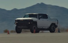 GMC Hummer EV thể hiện khả năng gia tốc 0-96 km/h trong 3 giây bằng chế độ "WTF"