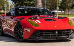 Đây là chiếc Ferrari F12berlinetta độ 1.500 mã lực với bộ tăng áp kép thò khỏi nắp capô