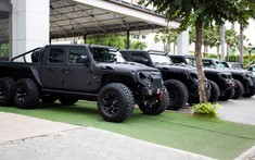 Không chỉ 1 mà có đến 4 chiếc Jeep Gladiator 6x6 cập bến Campuchia khiến không ít người choáng