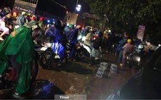 Video: Trắng đêm dầm mưa với những phần quà dành cho khách đường xa đi qua thị trấn Đắk Mil