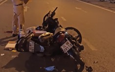 Lào Cai: 2 xe máy va chạm với nhau khiến 2 người bị thương, 1 xe máy được che biển số bằng khẩu trang