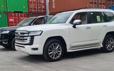 Lô hàng Toyota Land Cruiser 2022 đầu tiên về đến Campuchia khiến khách hàng Việt Nam sốt sắng
