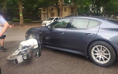 Hà Nội: Va chạm với xe Porsche Panamera, dân mạng lo cho túi tiền của thiếu niên chạy xe máy