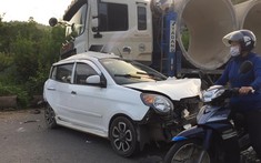 Thái Nguyên: Va chạm với xe tải, Kia Morning nát bét đầu xe, phần đuôi bẹp dúm