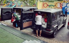 Nhà hảo tâm dùng cặp đôi Mercedes-AMG G63 để vận chuyển lương thực hỗ trợ người Sài Gòn gặp khó vì dịch Covid-19
