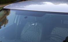 Lái xe với kính chắn gió bị nứt có an toàn không?