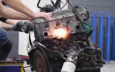 Theo dõi người Nga thử nghiệm chuyển đổi động cơ Toyota chạy dầu sang chạy xăng
