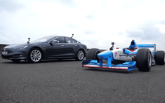 Theo dõi Tesla Model S P100D đua drag với xe đua F1 thời xưa