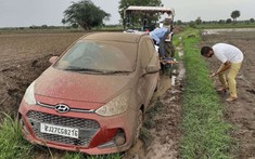 Tin tưởng Google Maps, nhóm du khách đưa chiếc Hyundai i10 vào con đường bùn đất và mắc kẹt