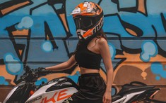 Ngắm hot girl Hà Thành "đọ sắc" bên Naked bike KTM Duke 390