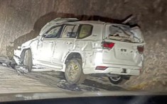 Lô xe Toyota Land Cruiser 2022 hư hỏng nặng sau khi gặp nạn trên đường vận chuyển