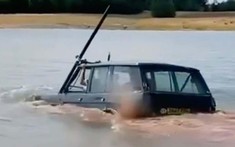 Theo dõi chiếc Range Rover từ từ "lặn" qua vùng nước sâu ngập đầu