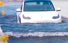 Lái xe Tesla bất chấp vượt lũ, lội nước như tàu ngầm: Tự tin hay mạo hiểm?