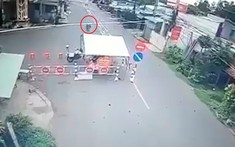 Video: Lao xe máy vào chốt kiểm dịch tại An Giang, nam thanh niên nhập viện