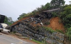 Cao Bằng: Xe đầu kéo chở sắt thép mất phanh, đâm vào ta-luy và bốc cháy, tài xế tử vong