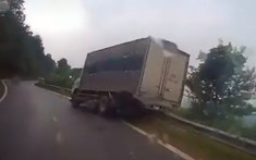 Video: Ô tô tải vượt ẩu tại khúc cua trên đèo Cao Bắc, gây tai nạn cho xe máy rồi suýt rơi xuống vực