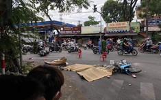 Hà Nội: Đang dừng chờ đèn đỏ, cô gái đi xe máy bị xe cẩu tự hành tông tử vong