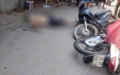 Video: Thanh niên chạy xe máy tốc độ cao trên đường làng, tông tử vong người đi từ ngõ ra