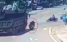 Video: Xe ben rẽ ẩu, tông trúng xe máy khiến 1 phụ nữ bị thương nặng tại Hà Giang