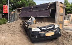 Hà Nội: Honda CR-V bẹp dúm sau khi bị xe ben chở cát lật ngang và đổ trúng