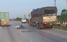 Video: Va chạm với ô tô tải đang đỗ, người đi xe máy ngã vào xe container trên quốc lộ 5