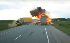 Video: Xe van vượt ẩu, đối đầu 2 ô tô tải rồi bốc cháy ngùn ngụt, tài xế tử vong
