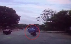 Video: 2 xe máy đấu đầu, 1 người ngã vào bánh ô tô tải và tử vong trong tai nạn liên hoàn tại Nghệ An