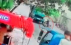 Video: Sang đường thiếu quan sát, người đàn ông đi xe máy bị ô tô tải tông tử vong tại Ninh Bình