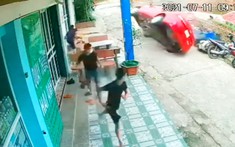 Video: Toyota Vios lao từ trên đê xuống khiến 3 thanh niên đang ngồi chơi có phen hoảng hồn