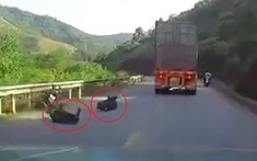Video quay khoảnh khắc xe container chạy lấn làn, va chạm với xe máy khiến 2 người thương vong tại Quảng Bình