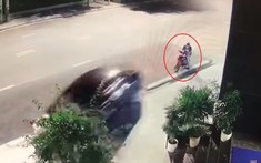 Video: Ô tô Toyota Corolla Altis va quệt với người ngồi trên xe máy rồi bỏ chạy tại Quảng Ninh