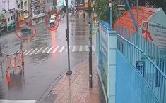 Video: Ô tô con vượt đèn đỏ, tông lật xe cứu thương tại Tp. Hồ Chí Minh