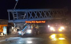 Video quay hiện trường vụ xe đầu kéo chở 2 xe ben làm sập giá long môn khiến 1 người tử vong tại Tiền Giang