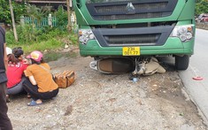Video quay khoảnh khắc xe đầu kéo cuốn người phụ nữ đi xe máy vào gầm tại Tuyên Quang