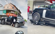 Video: SUV hạng sang Range Rover đè xe máy sau va chạm, 1 người bị thương