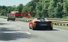 Video: Người ngồi trong ô tô tải ném chai nước ra đường khiến tài xế siêu xe McLaren suýt gặp tai nạn