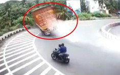 Video quay khoảnh khắc xe tải lao ra khỏi đường, bay vào bụi rậm khiến 2 người đi xe máy sợ hãi