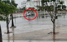 Video: Va chạm với xe taxi ở ngã tư, người điều khiển xe máy bị hất văng lên nắp capô