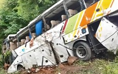 Video: Xe buýt lật nhào xuống sông ở Trung Quốc khiến 60 người thương vong