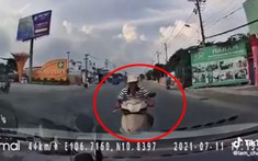 Video: Người đàn ông nghi say rượu, điều khiển xe máy chạy ngược chiều, tông trực diện ô tô
