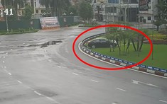 Video: Nghi ngờ tài xế ngủ gục khiến ô tô lao lên vòng xuyến, tông ngã trụ đèn