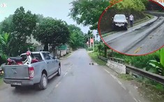 Video: Vượt ẩu trên đường đèo, lái xe Ford Ranger nhanh chóng trả giá đắt