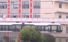 Đây là con tàu điện treo trên không, mặt sàn bằng kính đầu tiên trên thế giới