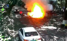 Hãi hùng với video xe máy điện chở 2 bố con đang lưu thông trên đường thì bốc cháy ngùn ngụt