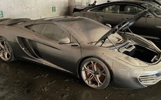Hình ảnh chiếc siêu xe McLaren MP4-12C bị ngập nước và hỏng hoàn toàn khiến nhiều người xót xa
