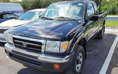 Hơn 200 đại lý ô tô tranh nhau mua chiếc xe bán tải Toyota 23 năm tuổi, chạy trên 100.000 km