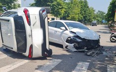 Va chạm giữa phố, Hyundai Elantra vỡ nát đầu xe, Toyota Corolla Cross lật nghiêng trên đường